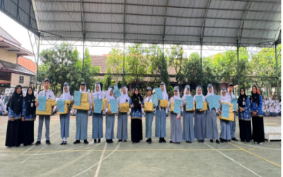 PENYERAHAN HADIAH BULAN BAHASA DI MOMEN HARI SUMPAH PEMUDA